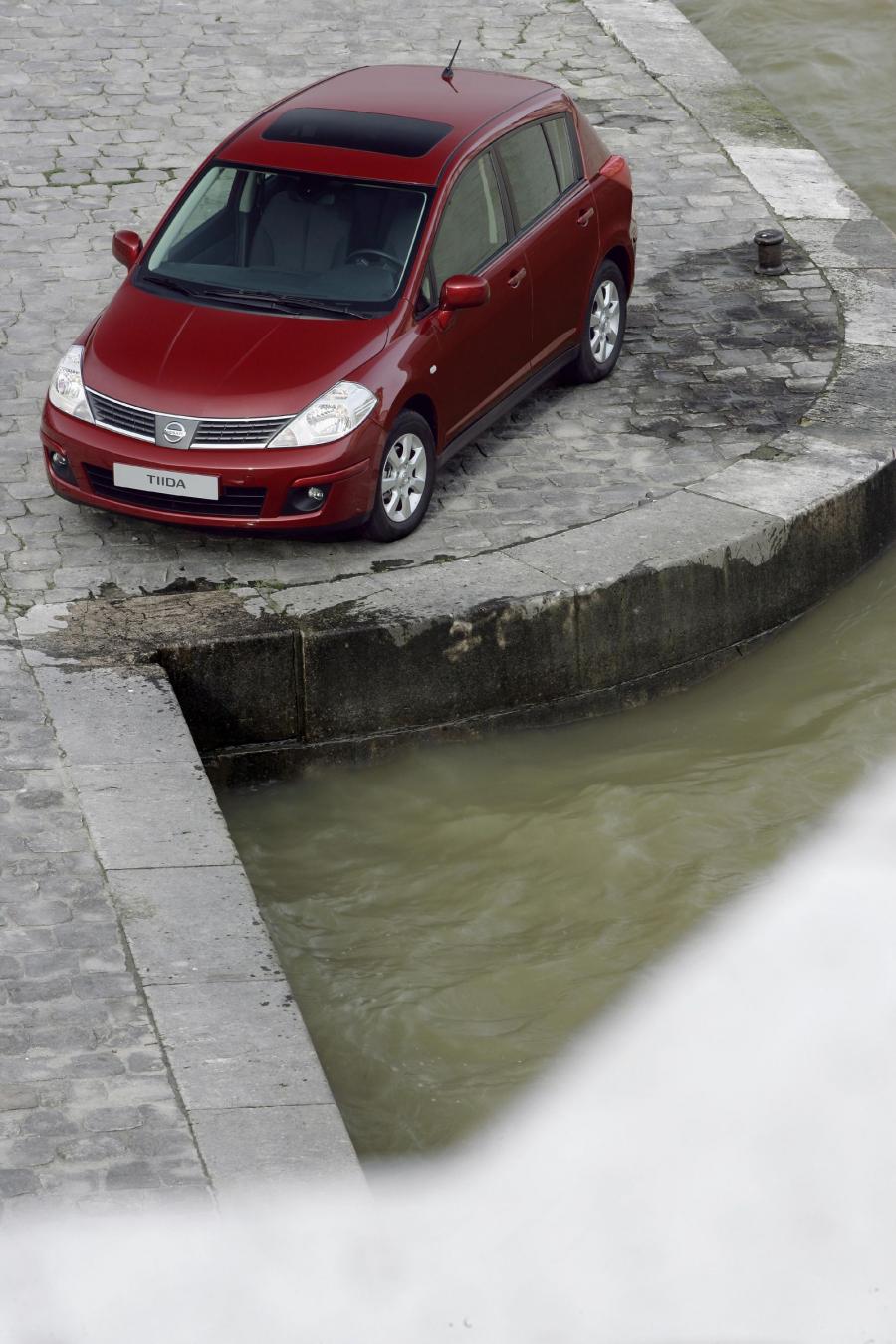  Nissan Tiida 2005 года  (фото 27 из 52)